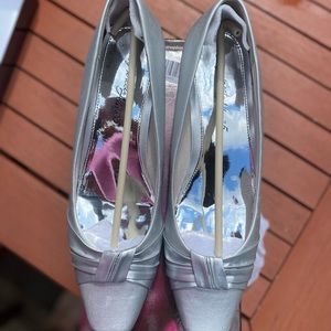 Easy Street Alive 5 Silver Satin Size 10 Women’s Low Heel